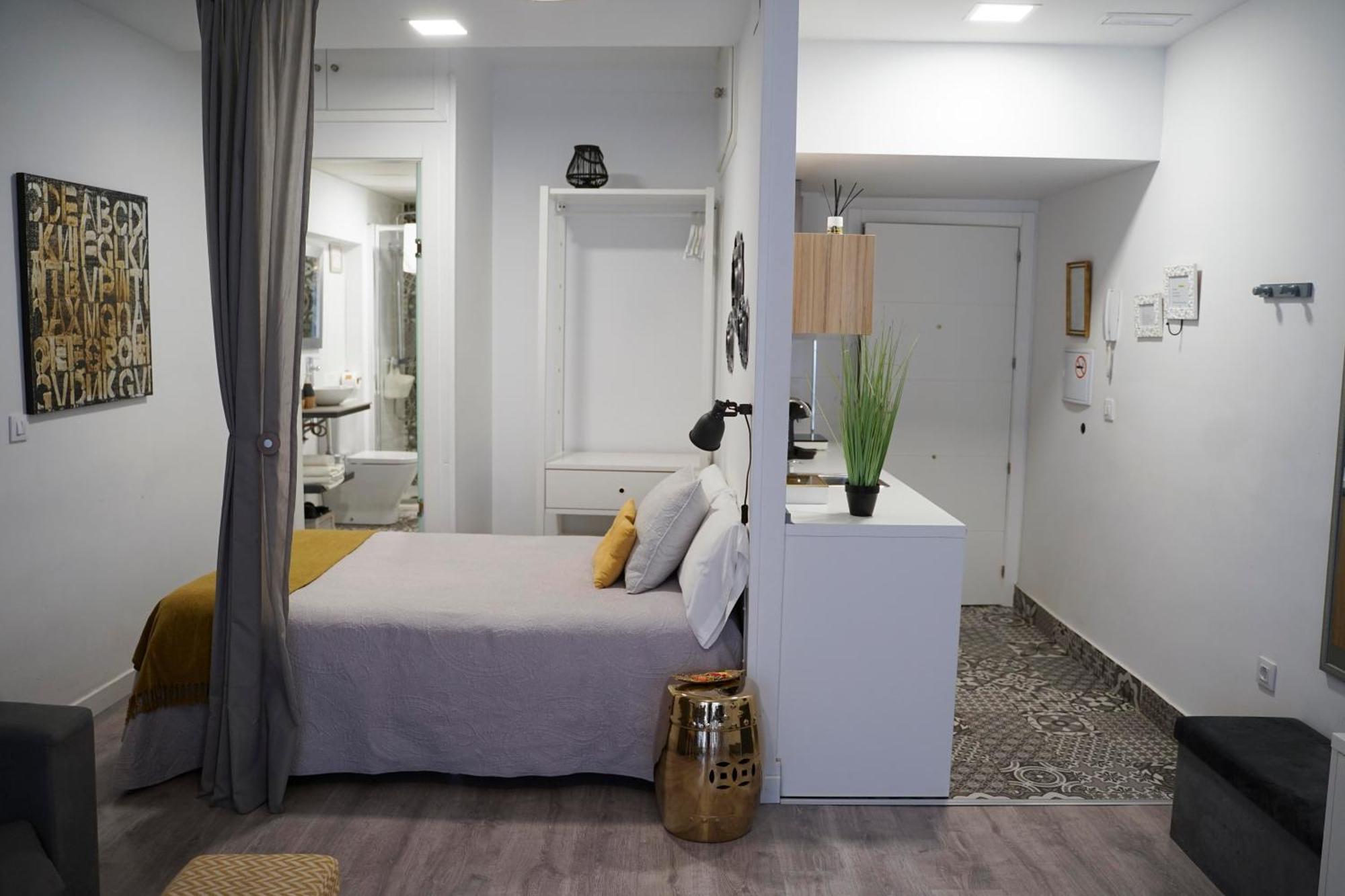 Apartamentos Suites Cariatide Plasencia Exteriör bild